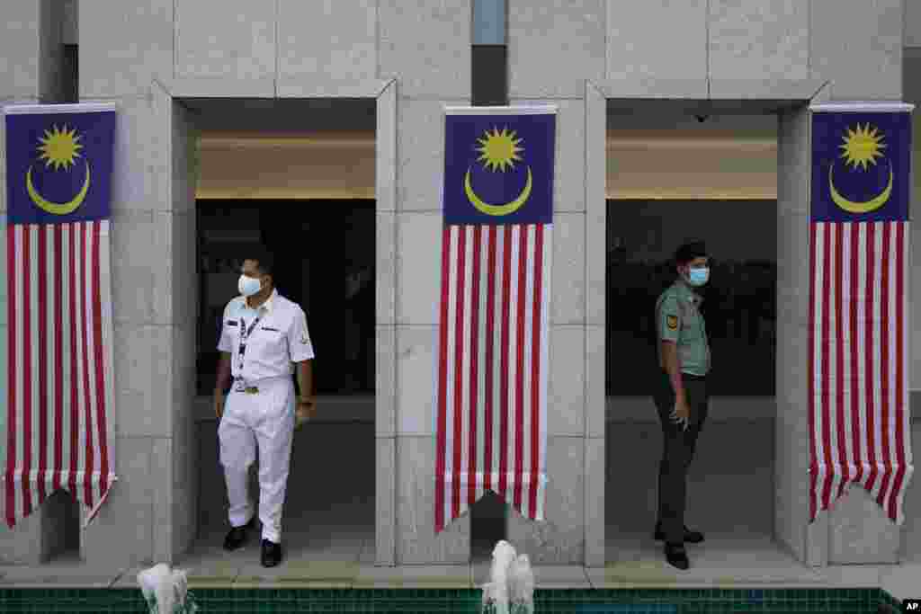 မလေးရှားနိုင်ငံမှာ အမျိုးသားနေ့ အစမ်းလေ့ကျင့်မှုအတွင်း နှာခေါ့င်းစည်းတပ်ထားတဲ့ စစ်ဘက်ဝန်ထမ်းအချို့။ (သြဂုတ် ၂၈၊ ၂၀၂၀။)
