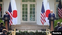 2021年4月16日日本首相菅義偉和美國總統拜登(右)在白宮玫瑰園舉行聯合新聞發布會。