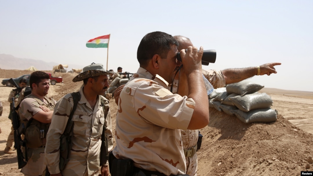 Pasukan Kurdi Peshmerga mengawasi pinggiran kota Gwer untuk memantau pergerakan militan ISIS (foto: dok). AS melatih dan mempersenjatai pasukan Kurdi Irak.