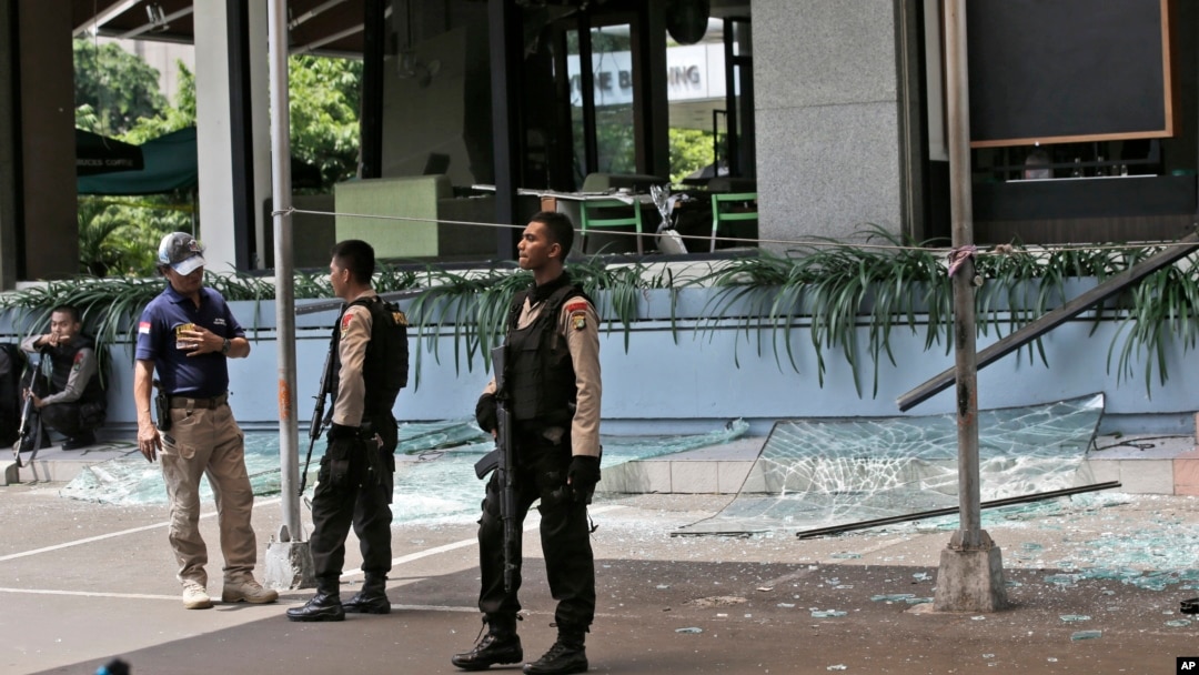 Polisi berjaga di sekitar gerai Starbucks di Jakarta yang hancur pasca serangan hari Kamis, 14 Januari 2016. (Foto: AP/Achmad Ibrahim)
