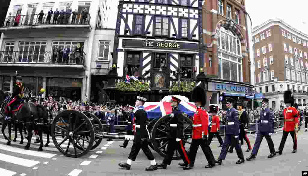 Peti berisi jenazah mantan perdana menteri Inggris Margaret Thatcher dibawa oleh kereta kerajaan dalam prosesi pemakaman di London (17/4). (AP/Matt Dunham)