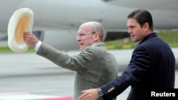 El embajador de Estados Unidos en Colombia, Peter McKinley, con el Ministro de Defensa de ese país, Juan Carlos Pinzón.