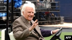 L'évangéliste américain Billy Graham salue lors d'une conférence de presse au Qualcomm Stadium à San Diego, en Californie, 6 mai 2003 .