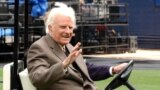 L'évangéliste américain Billy Graham lors d'une conférence de presse au Qualcomm Stadium à San Diego, en Californie, 6 mai 2003 .