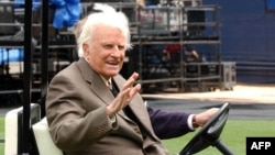 L'évangéliste américain Billy Graham lors d'une conférence de presse au Qualcomm Stadium à San Diego, en Californie, 6 mai 2003 .