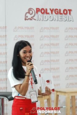 Vremita Desectia menjadi moderator dalam Perkumpulan Nasional Polyglot Indonesia 2018 di Jakarta (courtesy: Polyglot Indonesia).