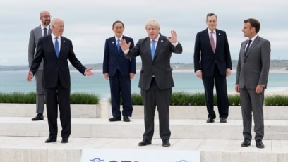 Các nhà lãnh đạo G7 chuẩn bị chụp hình tập thể tại hội nghị thượng đỉnh G7 ở Carbis Bay, Cornwall, Vương quốc Anh, ngày 11 tháng 6, 2021.