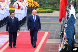 Perdana Menteri Selandia Baru Christopher Luxon dan Perdana Menteri Vietnam Pham Minh Chinh meninjau barisan kehormatan di Hanoi, Vietnam, Rabu, 26 Februari 2025. (Giang Huy/AP)