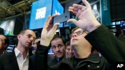 CEO Twitter Jack Dorsey dan para pendiri Twitter lainnya, Evan Williams dan Biz Stone, menanti bel penanda pembukaan perdagangan pada Bursa Saham New York (NYSE) di New York, 7 November 2013 lalu (foto: dok).