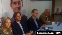 El candidato presidencial del opositor Partido Nacional, Luis Lacalle Pou, (segundo desde la izquierda) y el líder de Cabildo Abierto, Guido Manini Ríos, se reunieron en Montevideo en busca de una aliazan de partidos opositores.