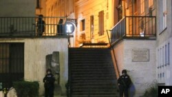 Agentes de policía hacen guardia en las escaleras llamadas 'Theodor Herzl Stiege' cerca de una sinagoga después de un tiroteo, en Viena, el lunes 2 de noviembre de 2020.