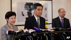 16일 렁춘잉 홍콩 행정장관(가운데)이 정부청사에서 기자회견을 가졌다. 