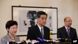16일 렁춘잉 홍콩 행정장관(가운데)과 캐리 람 정무사장 (왼쪽)이 정부청사에서 기자회견을 가졌다. 
