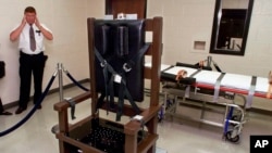 FILE - Ricky Bell, warden at Riverbend Maximum Security Institution, gives a tour of the prison's execution chamber in Nashville, Tenn., Oct. 13, 1999. 