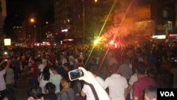 People take to the streets of Diyabakir to celebrate preliminary results from Turkey's elections, June 7, 2015. (Khajijan Farqeen/VOA)