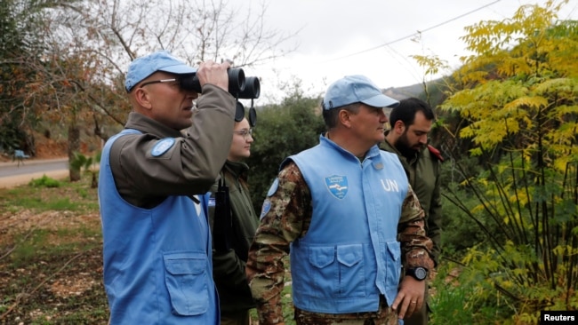 Penjaga perdamaian PBB dan tentara Israel memeriksa perbatasan Israel-Lebanon di kota Metula di mana ditemukan terowongan.