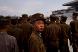 지난 2013년 4월 북한 인민군 창건 81주년을 맞아 평양 금수산태양궁전을 방문한 군인들.
