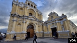 La Iglesia de San Pedro Apóstol de 1654 evidencia la presencia del barroco en la Antigua. Aunque ha sufrido serios daños por terremotos, los procesos de restauración la mantienen en pie en su originalidad. [Foto: Tomás Guevara, VOA]