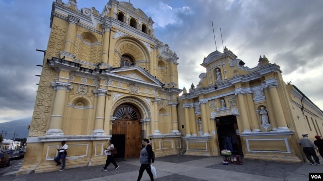 La Iglesia de San Pedro Apóstol de 1654 evidencia la presencia del barroco en la Antigua. Aunque ha sufrido serios daños por terremotos, los procesos de restauración la mantienen en pie en su originalidad. [Foto: Tomás Guevara, VOA]