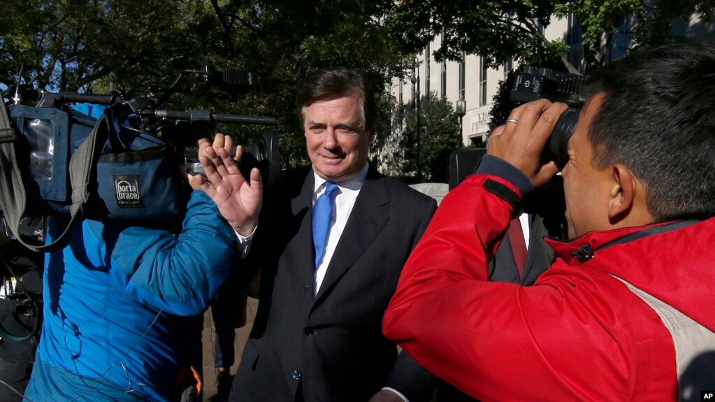 Paul Manafort akipita mbele ya wapiga picha akitoka Mahakama ya Serikali kuu mjini Washington, Oct. 30, 2017. 