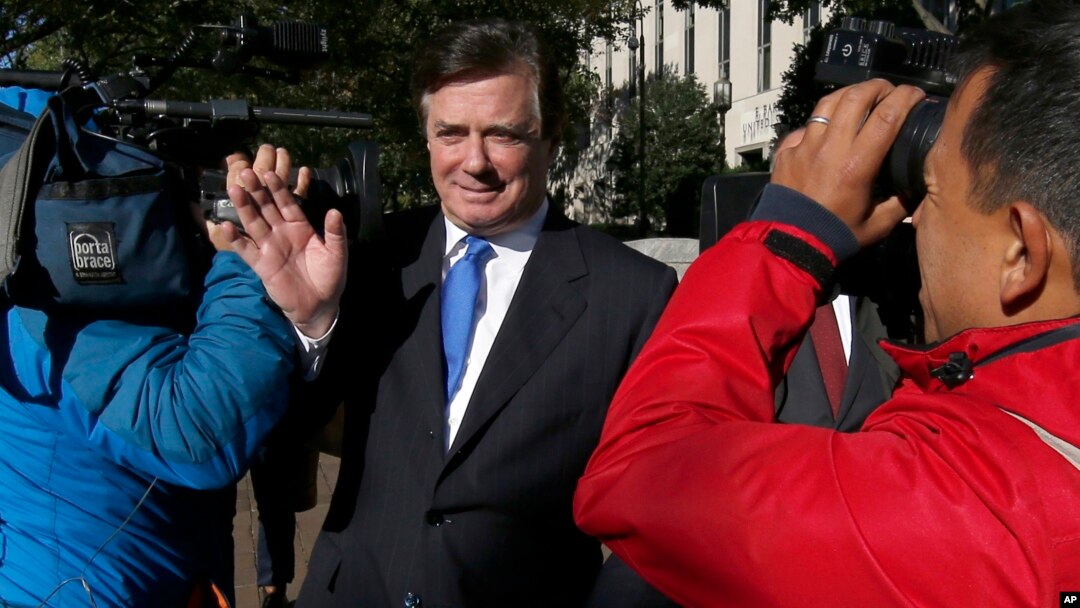 Paul Manafort berusaha menembus kepungan kamera televisi jurnalis saat ia meninggalkan Pengadilan Distrik Federal di Washington, 30 Oktober 2017 (foto: AP Photo/Alex Brandon)
