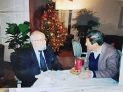 2012年中国作曲家王西麟与波兰先锋派作曲家潘德列夫茨基交谈。（王西麟提供照片）