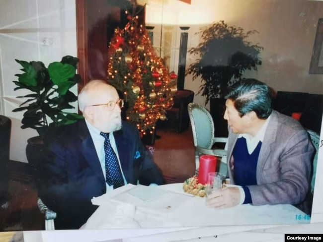 2012年中国作曲家王西麟与波兰先锋派作曲家潘德列夫茨基交谈。（王西麟提供照片）