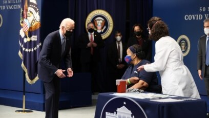 Tổng thống Joe Biden chứng kiến bà Linda Bussey được tiêm mũi vaccine COVID-19 đầu tiên trong sự kiện đánh dấu mũi chích thứ 50 triệu tại Nhà Trắng 