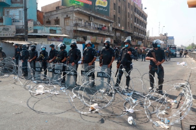 İraq təhlükəsizlik qüvvələri Bağdadın mərkəzi Təhrir meydanına gedən yolu bağlayıblar. 2 oktyabr, 2019.