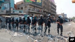 Pasukan keamanan Irak menutup jalan-jalan untuk mencegah pengunjuk rasa anti-pemerintah dari mencapai Tahrir Square di pusat Baghdad, Irak, Rabu, 2 Oktober 2019. (Foto: AP / Khalid Mohammed)