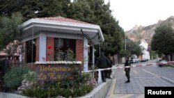 La Policía custodia la entrada a la urbanización La Rinconada, en La Paz, donde está ubicada la residencia del embajador de México en Bolivia.