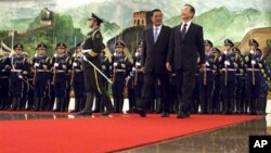 Prime Minister Hun Sen walks with Chinese Premier Wen Jiabao, after reviewing the honor guard during a welcome ceremony at the Great Hall of the People in Beijing Monday.