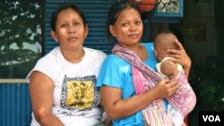 Bà Santi bế đứa con trai 4 tháng ở Jakarta, Indoniesia. Bà cho biết không đủ tiền để đi làm giấy khai sinh cho các con của bà