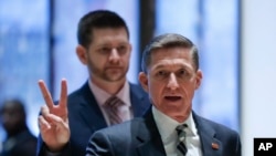 El exasesor de seguridad nacional de la administración Trump, Michael Flynn (frente) declinó dos invitaciones anteriores de paneles del Congreso que investigan la interferencia de Rusia en las elecciones de 2016.