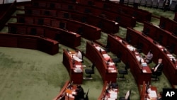 ہانگ کانگ کے قانون ساز چیمبر میں جمہوریت نواز قانون سازوں کی نشستیں خالی پڑی ہیں۔ 12 نومبر 2020