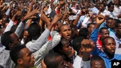 Somalis protest against President Donald Trump's decision to recognize Jerusalem as the capital of Israel, in Mogadishu, Somalia Dec. 8, 2017.