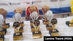 Des trophées du prix africain du journalisme d’investigation, à Ouagadougou, le 15 novembre 2021. (VOA/Lamine Traoré)