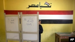 Une Egyptienne dépose son vote dans un bureau au Caire, en Egypte, le 27 mars 2018. 