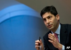 FILE - Kevin Warsh speaks to the media about his report on transparency at the Bank of England, London, Dec., 11, 2014.