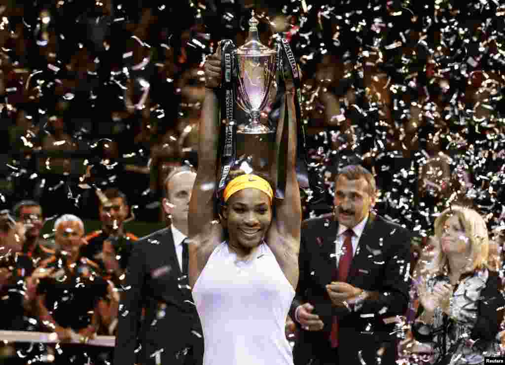 Serena Williams dari Amerika merayakan kemenangannya atas Li Na dari China dalam pertandingan final kejuaraan tenis WTA di Istanbul, Turki, 27 Oktober 2013. 