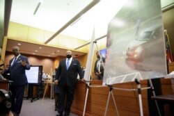 폴 하워드 미국 애틀랜타주 풀턴카운티 검찰총장이 17일 기자회견을 열고 흑인 남성에게 총을 쏴 숨지게 한 전직 경찰 개릿 롤프 씨를 '중범 살인' 혐의 등을 적용할 것이라고 밝혔다.