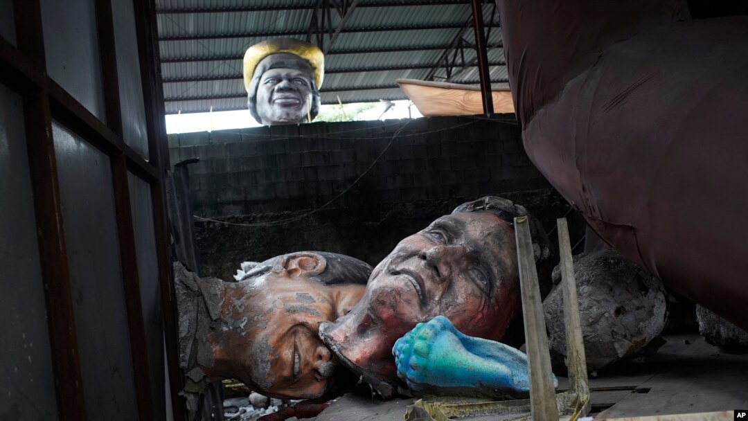 Aksesoris kendaraan hias terbengkalai di bengkel sekolah samba Unidos de Bangu di Rio de Janeiro, Brazil karena kegiatan dihentikan menyusul pandemi COVID-19, 9 Februari 2021. (Foto: Associated Press)