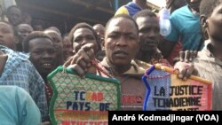 Les prisonniers montrant ces images pour prouver au ministre de la justice leur ras-le-bol à l'intérieur de la maison d'arrêt, à N'Djamena, Tchad, le 17 février 2017. (VOA/André Kodmadjingar)