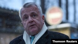 Ambasadori amerikan John Sullivan duke folur me gazetarët në Moskë