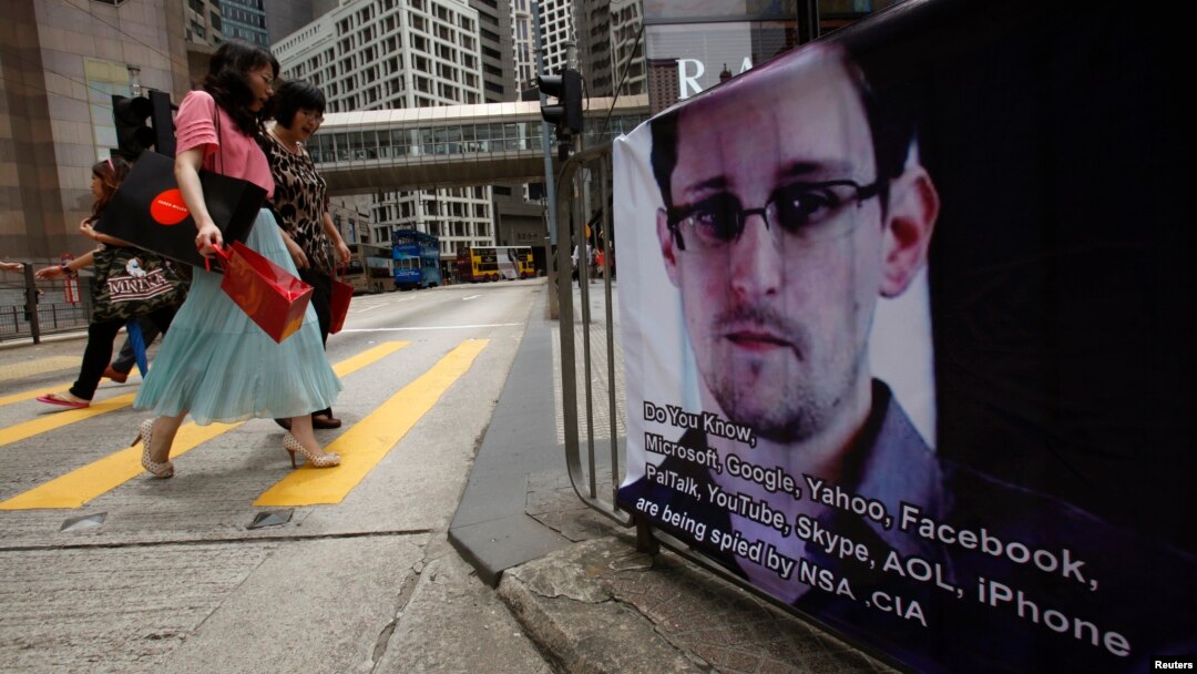 A poster supporting Edward Snowden, a former contractor at the National Security Agency who leaked revelations of U.S. electronic surveillance, is displayed at Hong Kong's financial Central district June 17, 2013.