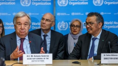 Tông thư ký Liên hiệp quốc Antonio Guterres (trái) và Tổng giám đốc Tổ chức Y tế Thế giới (WHO) Tedros Adhanom Ghebreyesus (phải) trong cuộc họp báo về COVID-19 tại trụ sở của WHO ở Geneva, Thụy Sĩ, ngày 24/2/2020. 