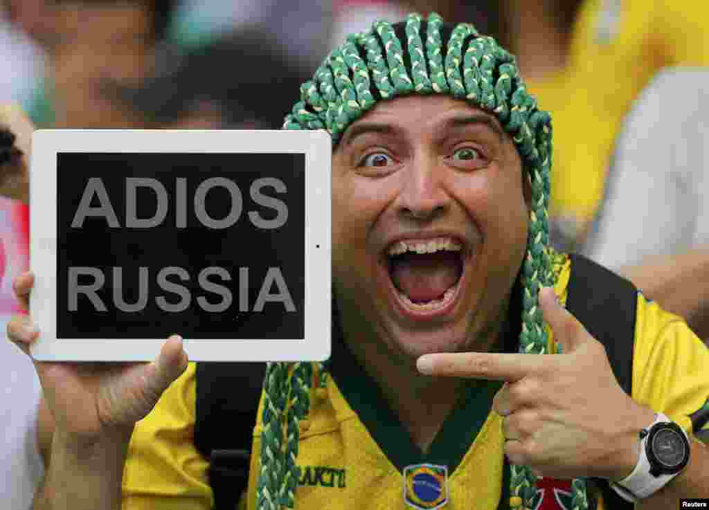 22일 브라질 리우데자네이루에서 열린 월드컵 조별리그 H조 벨기에와 러시아의 경기에서 한 관객이 &#39;잘가라 러시아&#39;라는 뜻의 메시지를 들고 있다.