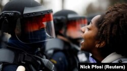 Une manifestante affronte la police lors d'une manifestation à Brooklyn Center, près de Minneapolis dans le Minnesota, le 11 avril 2021.