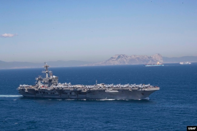 Yaxın Şərqə üz tutan USS Abraham Lincoln (CVN 72) aviadaşıyıcısı Cəbəllütariq boğazını keçir.