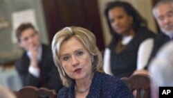 La secrétaire d'Etat américaine Hillary Clinton prenant part à une réunion du groupe de travail inter-agences mis sur pied par le président Obama et chargé du dossier du trafic d'êtres humains